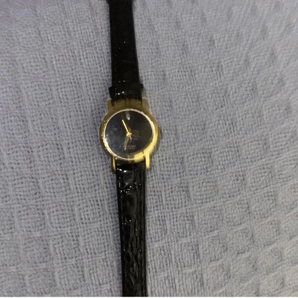Vintage Minimalist Gold-Tone Quartz Watch Black Dial Diamond Accent Leather Band